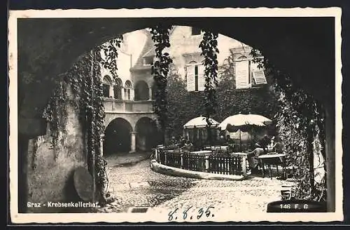 AK Graz, Gasthaus Krebsenkellerhof, Hofansicht mit Gästen