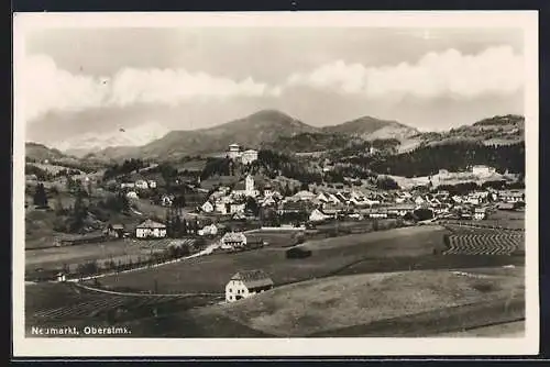 AK Neumarkt /Oberstmk., Gesamtansicht mit Landstrasse und Bergpanorama