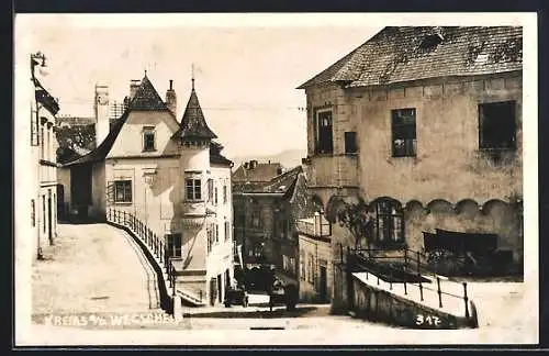 AK Krems a. d. Donau, Strassenpartie mit Turmgebäude und Gabelung