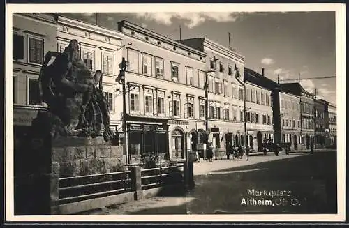 AK Altheim /Ob. Ö., Marktplatz mit Geschäften und Denkmal