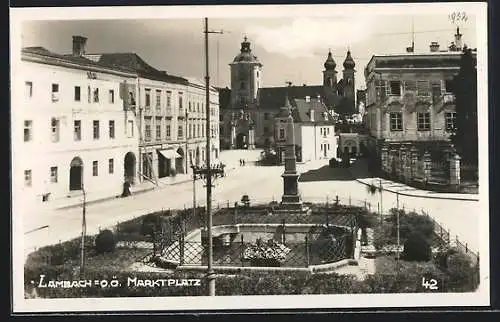 AK Lambach /O. Ö., Marktplatz mit Kirche und Denkmal