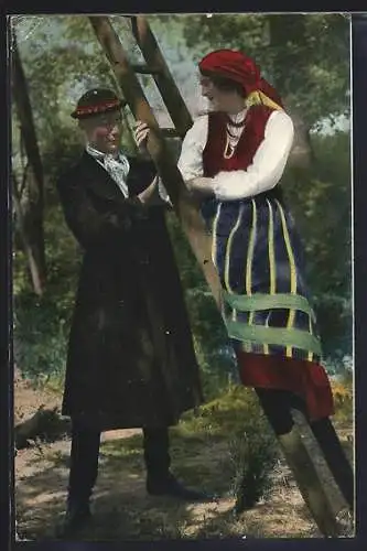 AK Polnisches Paar in Tracht an einer Leiter