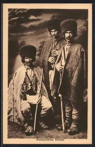 AK Rumänische Hirten, In Trachten mit einer Flöte