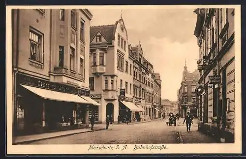 AK Meuselwitz / S.A., Bahnhofstrasse mit Geschäften