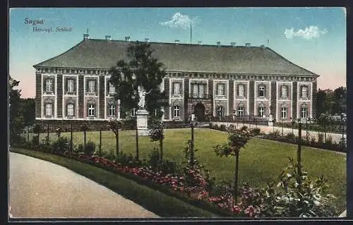 AK Sagan, Herzogl. Schloss mit Parkanlage davor und Denkmal