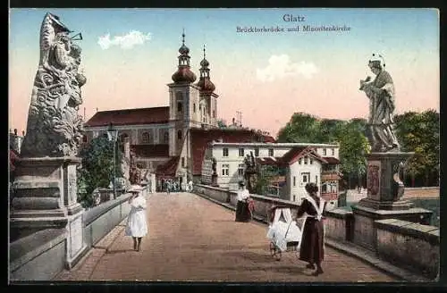 AK Glatz, Brücktorbrücke und Minoritenkirche, Frau mit Kinderwagen