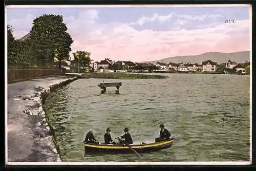 AK Dux-Duchcov, Ruderboot am Ufer, Ortschaft im Hintergrund