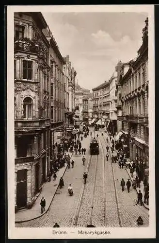 AK Brünn / Brno, Masarykgasse mit Geschäften, Strassenbahn