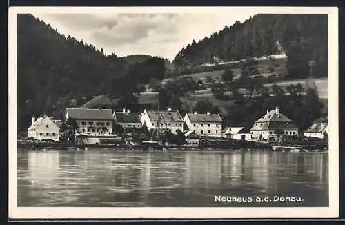 AK Neuhaus a. d. Donau, Ortschaft vom Fluss aus gesehen