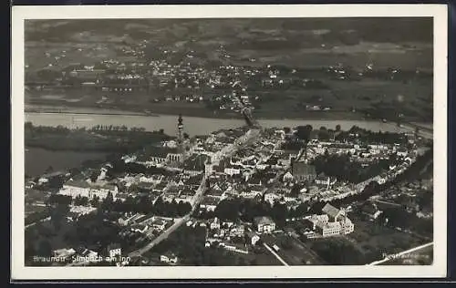 AK Braunau-Simbach am Inn, Teilansicht mit Kirche und Strassenpartie