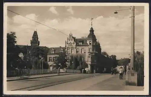 AK Cottbus, Sandower Brücke mit Passanten
