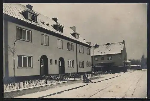 AK Düsseldorf, Gartenstadt am Kittelbach, Kind auf Schlitten im Schnee