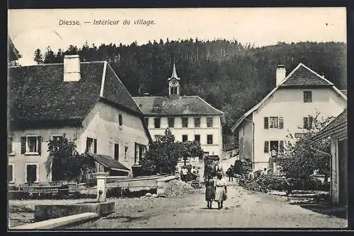 AK Diesse, Intérieur du village