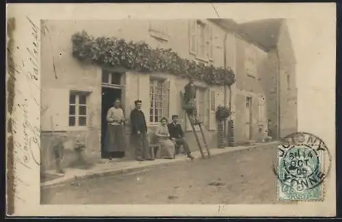 Foto-AK Joigny, Anwohner vor einem Wohnhaus