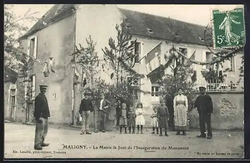AK Maligny, La Mairie le Jour de l`Inauguration du Monument