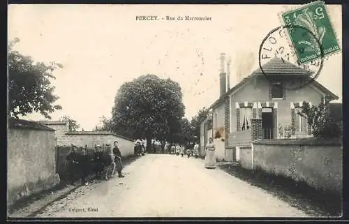 AK Percey, Rue du Marronier, Femmes et Enfants avant un Maison