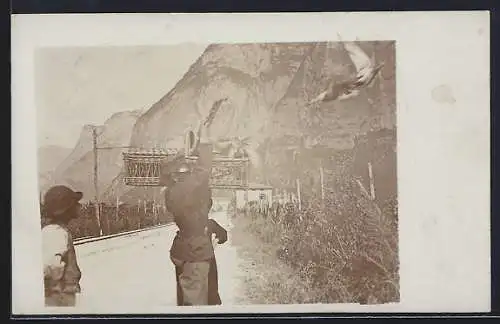 Foto-AK Österreichische Brieftaubenstation, Postbote mit Brieftauben in einem Korb