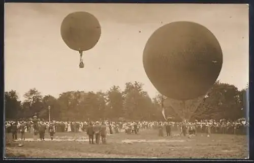 Foto-AK Ballons mit Zuschauermenge