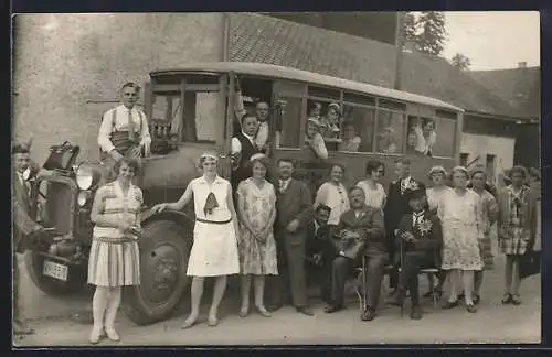 Foto-AK Autobus mit Ausflugsgesellschaft