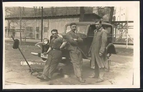 Foto-AK Auto Opel, Fabrikarbeiter, Wagenheber