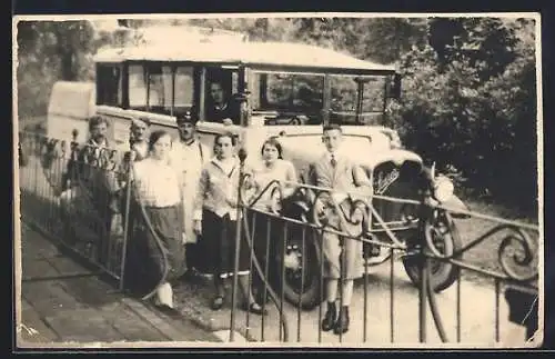 Foto-AK Autobus Saurer-Bus mit Fahrer und Passagieren
