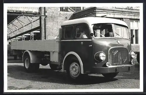 Foto-AK Lastkraftwagen Saurer vor einer Fabrik