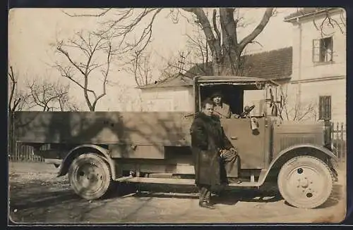 Foto-AK Lastkraftwagen mit Dame am Steuer