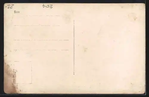 Foto-AK Lastkraftwagen mit Dame am Steuer