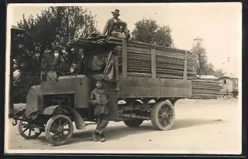 Foto-AK Lastkraftwagen mit Holzbrettern beladen