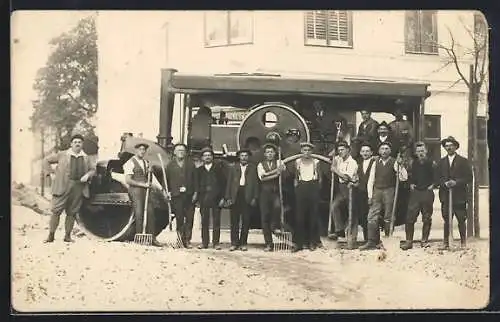 Foto-AK Strassenwalze beim Strassenbau, Lastkraftwagen