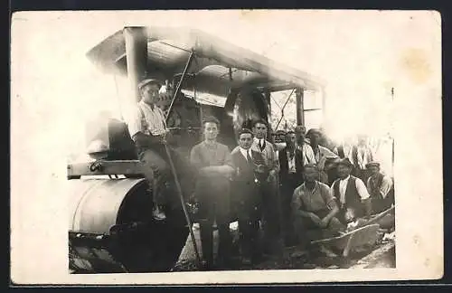 Foto-AK Strassenwalze beim Strassenbau, Lastkraftwagen