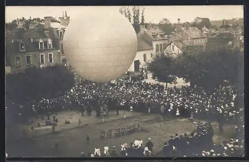 Foto-AK Ballon auf einem Platz