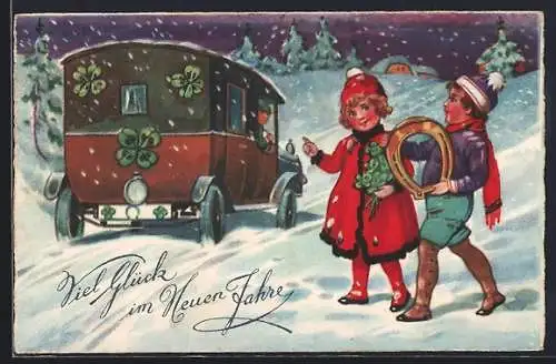 AK Paar mit Hufeisen, Auto auf verschneiter Strasse