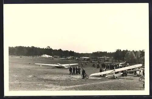 Foto-AK Segelflugzeuge am Boden