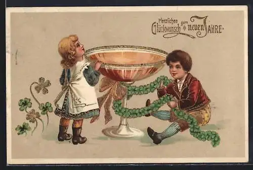 Präge-AK Kinder dekorieren ein Sektglas mit Kleeblättern, Neujahrsgruss