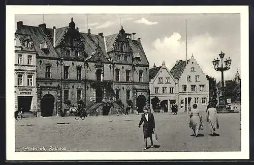AK Glückstadt, Rathaus mit Vorplatz, Radfahrer und Passanten