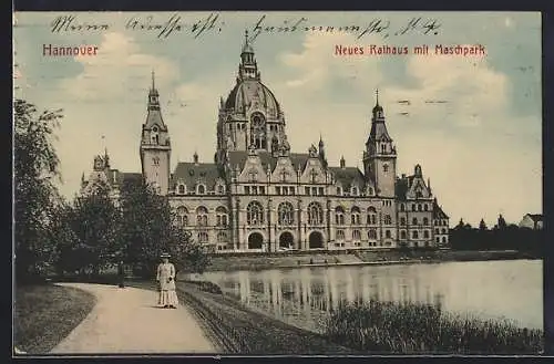 AK Hannover, Neues Rathaus mit Maschpark, elegante Dame auf Spaziergang