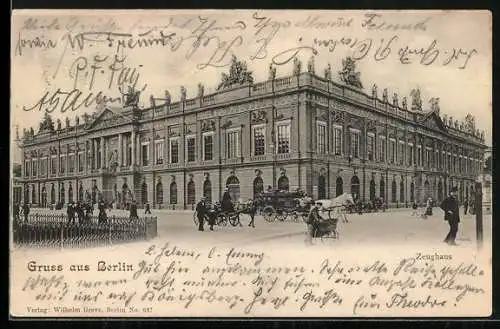 AK Berlin, Zeughaus mit Strassenpartie, Fussgänger und Pferdekutschen