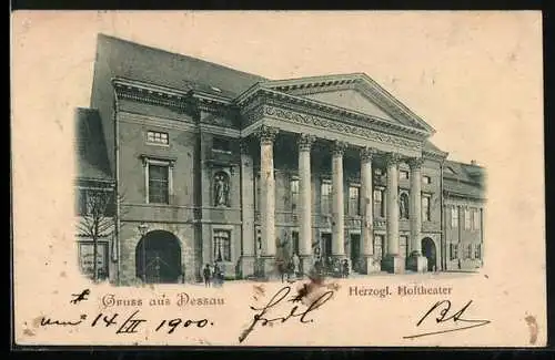 AK Dessau, Herzogl. Hoftheater mit Besuchern