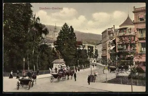 AK Baden-Baden, Strassenpartie mit Pferdekutschen