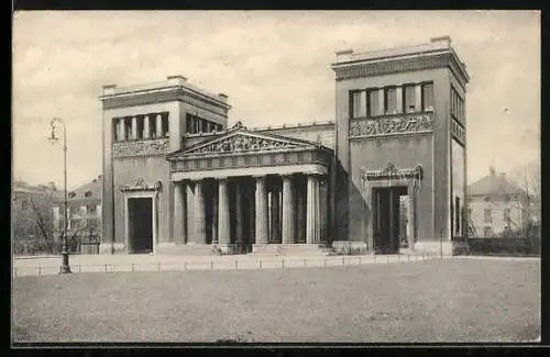 AK München, Propyläen mit Vorplatz