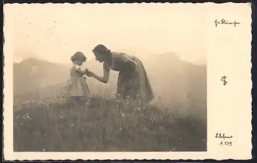 Foto-AK Adalbert Defner: Mutter pflückt mit ihrer Tochter Blumen auf der Wiese