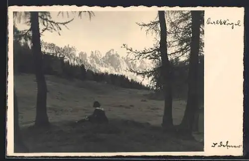 Foto-AK Adalbert Defner: Kind schaut auf ein Gebirge