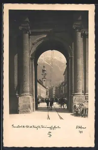 Foto-AK Adalbert Defner: Innsbruck, Blick durch Tor auf Kirche