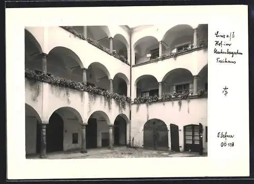 Foto-AK Adalbert Defner: Linz a. D., Hof im Stachenbergschen Freihaus