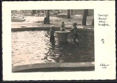 Foto-AK Adalbert Defner: Villach, Spielende Kinder im Wasserbecken