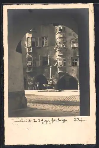 Foto-AK Adalbert Defner: Innsbruck, Zierbrunnen, durch ein Tor gesehen