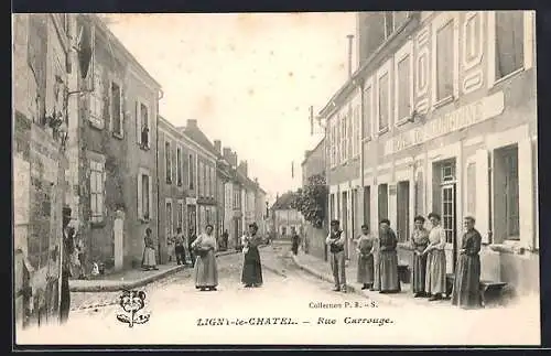 AK Ligny-le-Châtel, Rue Carrouge avec habitants devant les maisons et l`hôtel de Bourgogne