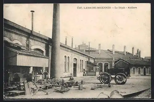 AK Laroche-Migennes, Le Dépôt, Ateliers avec matériel ferroviaire et bâtiments industriels