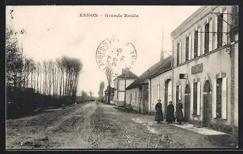 AK Esnon, Grande Route avec des habitants devant un bâtiment